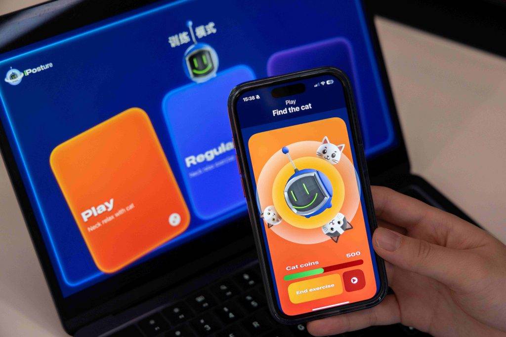「iPosture」手機應用程式設一款尋找小貓的小遊戲，用家戴上耳機後，會以環迴立體聲效果先後聽到不同方位播放貓叫聲，此時用家需朝聲音發出的方向轉動頭部，透過系統感應到頭部的移動角度，從而尋到小貓。（圖片來源：VTC提供）
