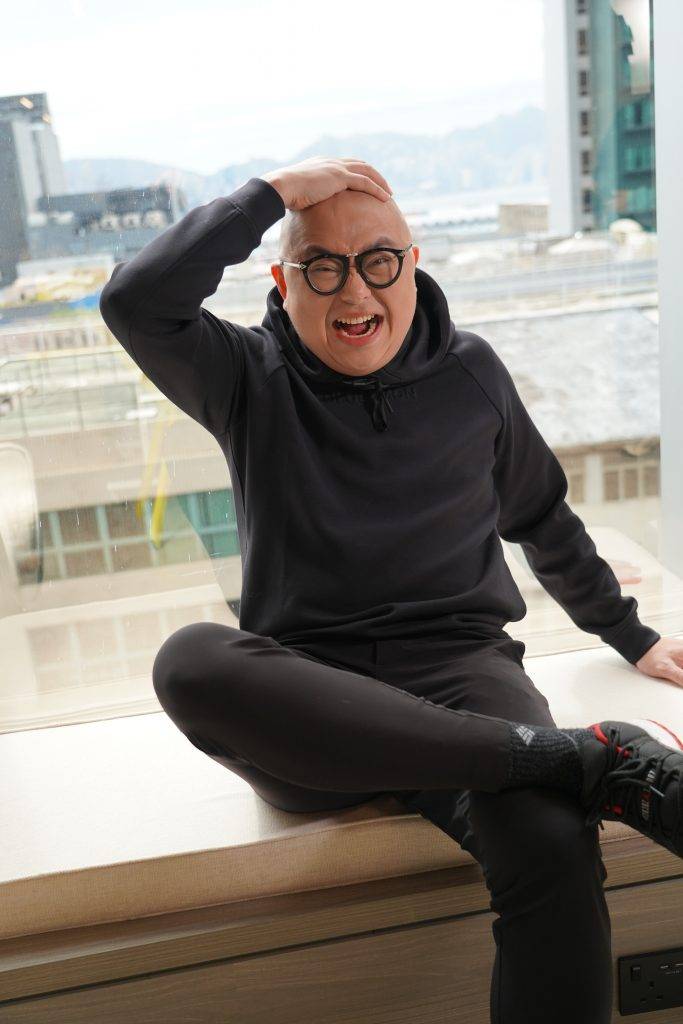 林盛斌（阿Bob）38 歲便因為心臟3條血管全塞要「通波仔」，突然「冧低」入院做手術反令他徹底反思人生，自此更重視自己與子女的健康，更笑言現在日食30粒保健品嚇親經理人。（圖片來源：馮凱宜攝）