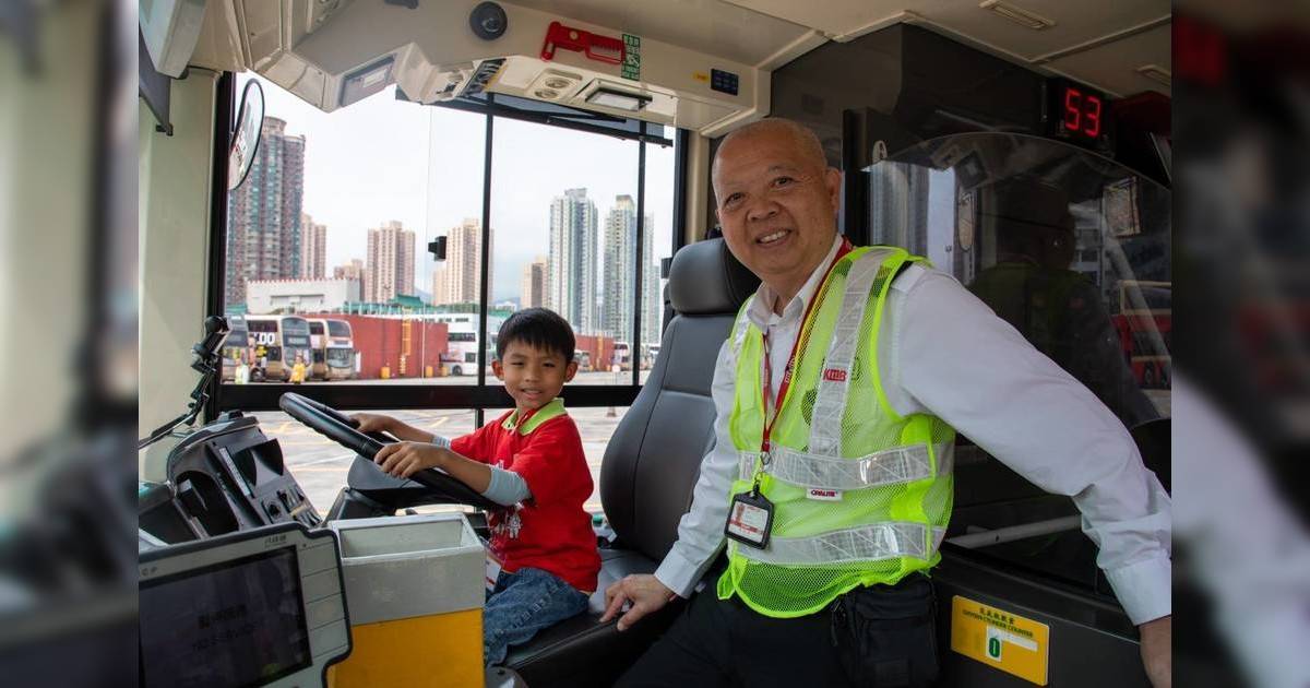 九巴 我要做車長 百川上圖左）在導師陪同下登上車長的駕駛座，他指自己最喜歡是雙層電巴駛經洗車機時的環節。