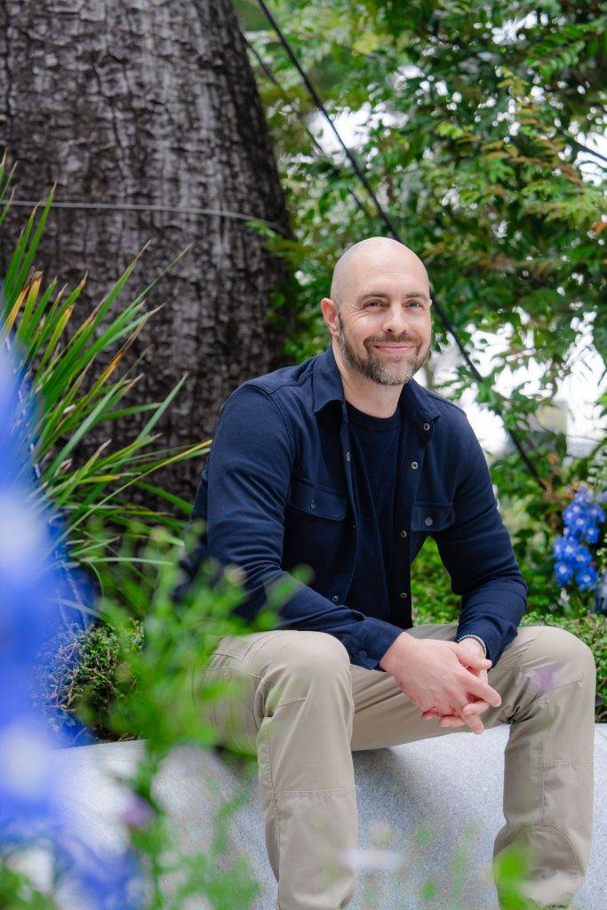 德國數碼藝術家 Philipp Frank 創作的全球首個永久擺放的數碼光影藝術裝置《Hypnotic Dream》，捕捉樹木的頻率變化，將其轉化為抽象光影及音效，利用數碼技術投射於花園中擁有 200 年歷史的佛肚樹上。（圖片來源：恒地提供）