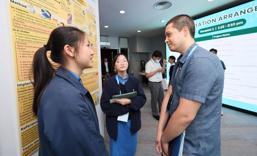 參賽隊伍需要運用AI大數據解決醫學議題,並以學術海報展示創意理念。(圖片來源:港大醫學院)