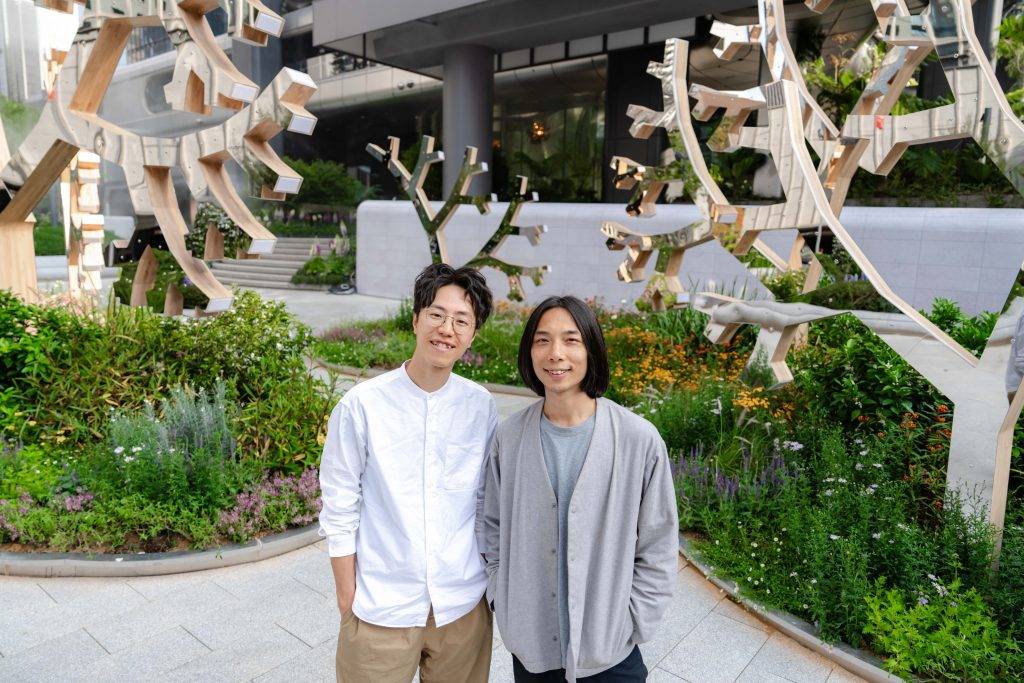 本地藝術團隊 STICKYLINE x Leanna Lee為藝術花園設計期間限定作品，並首次以分形幾何及黃金比例概念創作雕塑《The Fractal Forest》，呼應 The Henderson 的設計理念，並加入保育元素，促進生物多樣性。（圖片來源：恒地提供）