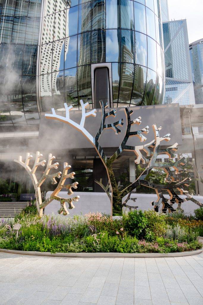 本地藝術團隊 STICKYLINE x Leanna Lee為藝術花園設計期間限定作品，並首次以分形幾何及黃金比例概念創作雕塑《The Fractal Forest》，呼應 The Henderson 的設計理念，並加入保育元素，促進生物多樣性。（圖片來源：恒地提供）