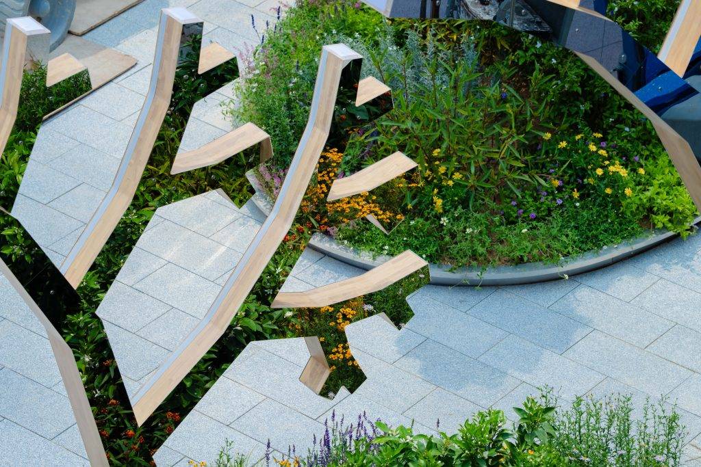 本地藝術團隊 STICKYLINE x Leanna Lee為藝術花園設計期間限定作品，並首次以分形幾何及黃金比例概念創作雕塑《The Fractal Forest》，呼應 The Henderson 的設計理念，並加入保育元素，促進生物多樣性。（圖片來源：恒地提供）