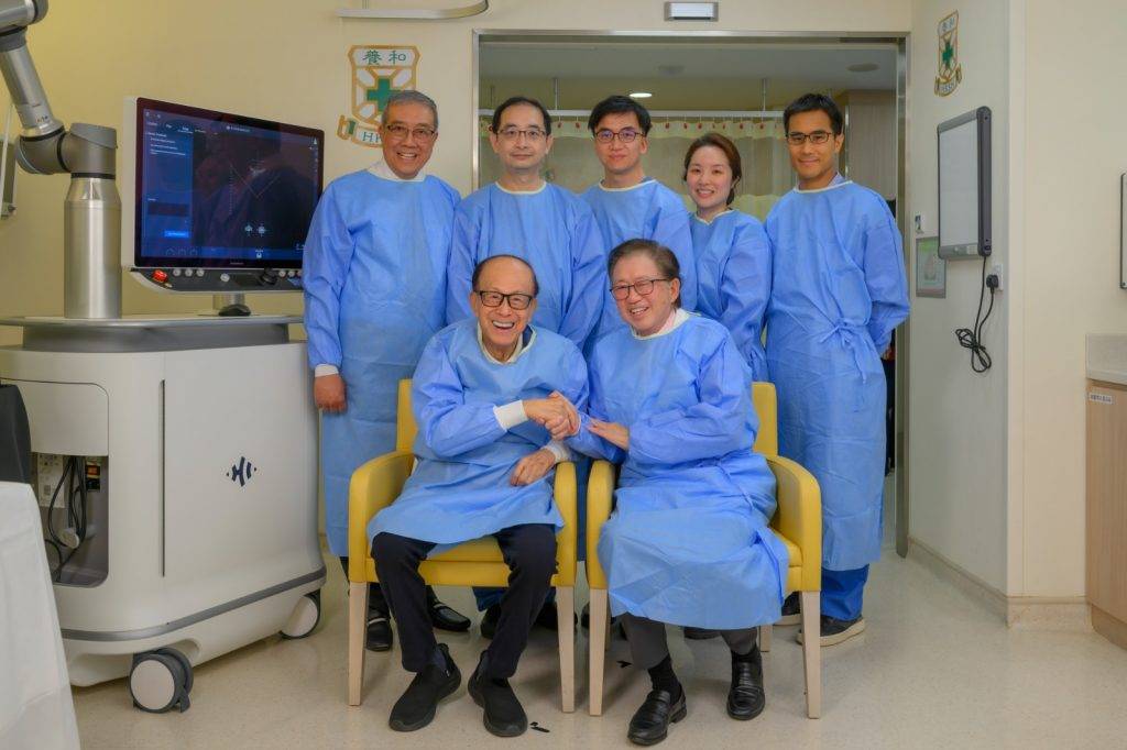 李嘉誠罕有現身,親眼見證向養和捐贈「肝癌無創組織碎化治療」Histotripsy 2.0系統。(圖片來源:養和醫院提供)