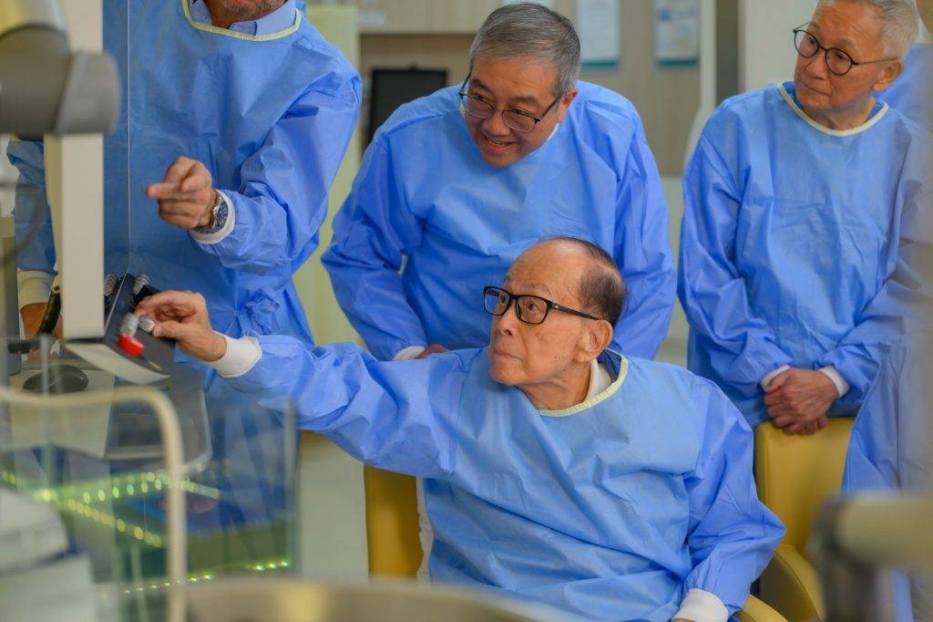 李嘉誠罕有現身,親眼見證向養和捐贈「肝癌無創組織碎化治療」Histotripsy 2.0系統。(圖片來源:養和醫院提供)