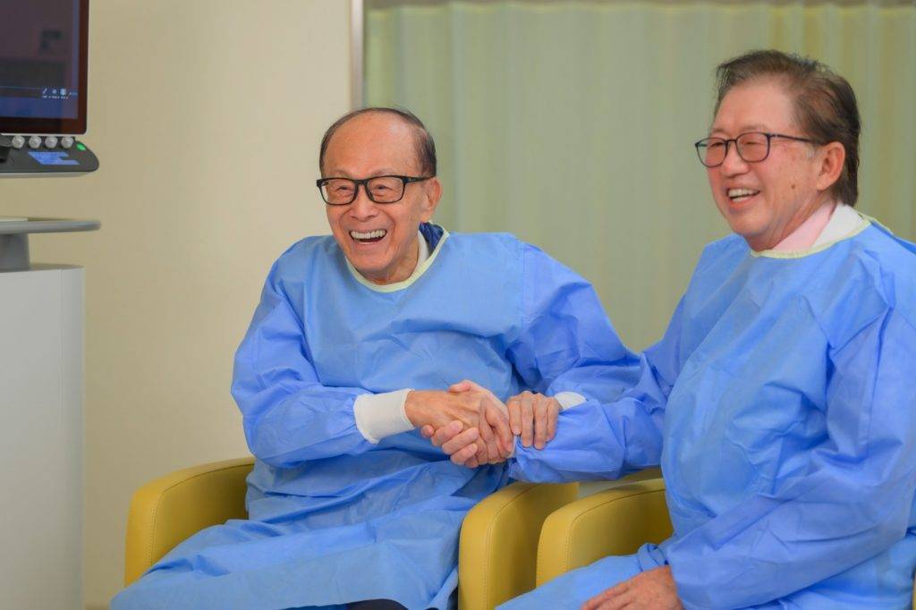 李嘉誠罕有現身,親眼見證向養和捐贈「肝癌無創組織碎化治療」Histotripsy 2.0系統。(圖片來源:養和醫院提供)