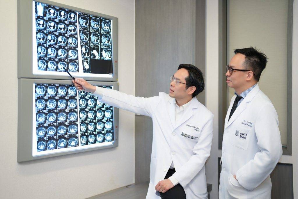 肝癌 局部和免疫治療聯合療法方案對體積較大、無法進行手術切除的肝癌具有根治潛力,其完全緩解率達到46%,而獲完全緩解患者的存活率更高達75%。圖為陳智仁教授(左)和蔣子樑醫生。(圖片來源:港大醫學院提供)