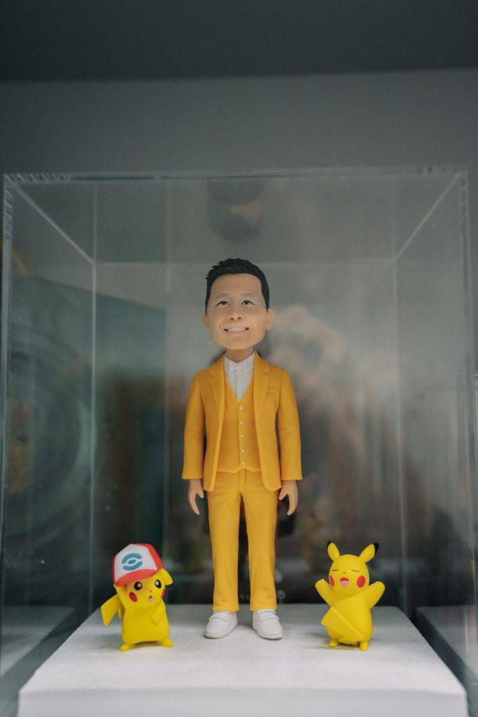 黎青龍辦公室裡擺滿學生送來的小精靈擺設和畫作,甚至將他繪成與比卡超並肩的漫畫角色。(圖片來源:黃志宏攝)