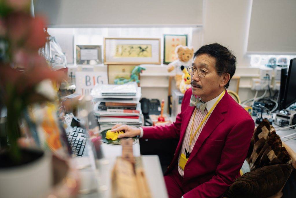 黎青龍辦公室裡擺滿學生送來的小精靈擺設和畫作,甚至將他繪成與比卡超並肩的漫畫角色。(圖片來源:黃志宏攝)