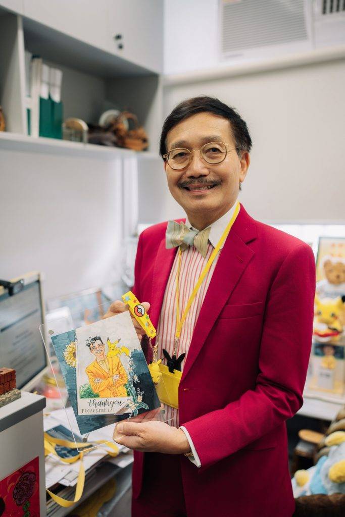 黎青龍辦公室裡擺滿學生送來的小精靈擺設和畫作,甚至將他繪成與比卡超並肩的漫畫角色。(圖片來源:黃志宏攝)