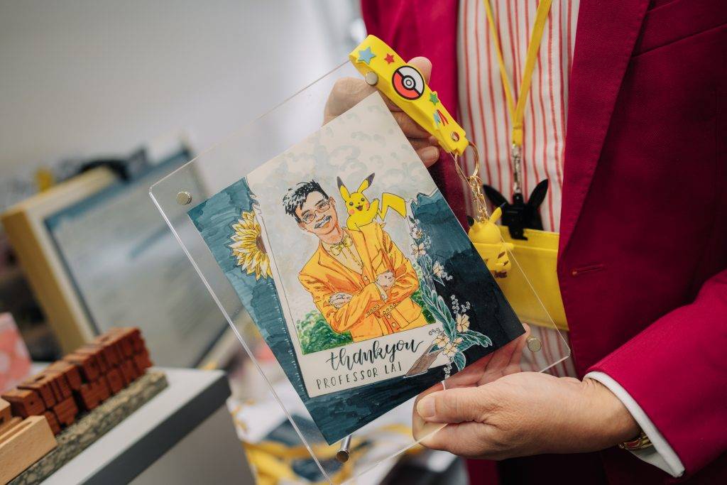 黎青龍辦公室裡擺滿學生送來的小精靈擺設和畫作,甚至將他繪成與比卡超並肩的漫畫角色。(圖片來源:黃志宏攝)