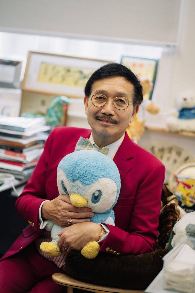 黎青龍辦公室裡擺滿學生送來的小精靈擺設和畫作,甚至將他繪成與比卡超並肩的漫畫角色。(圖片來源:黃志宏攝)