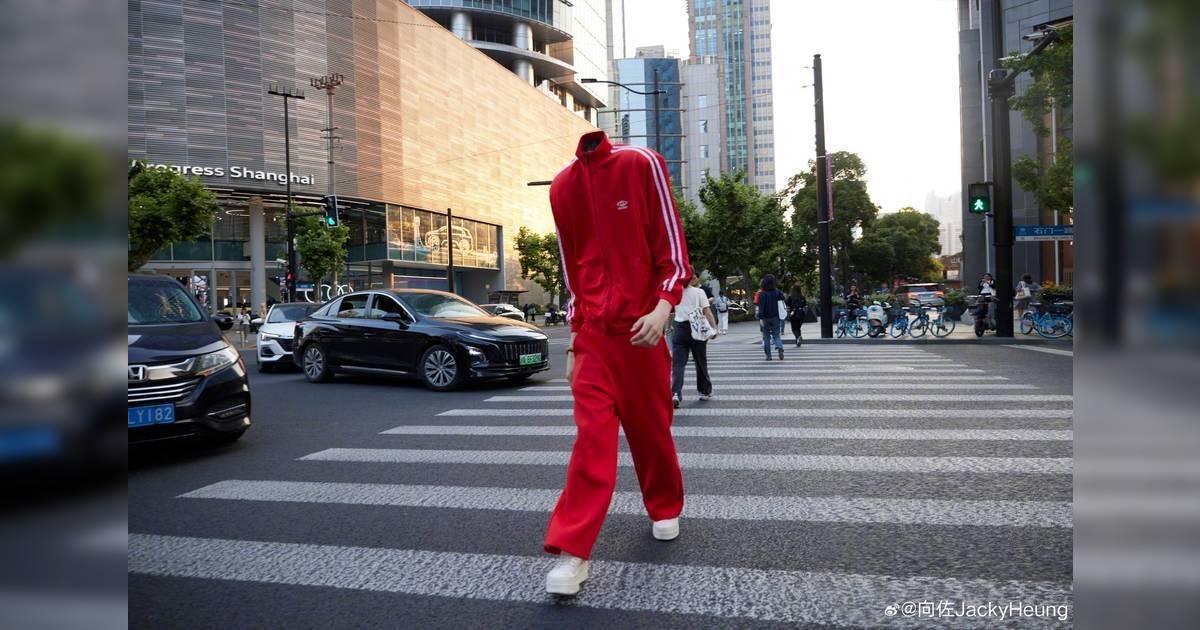 40歲星二代端午節玩「冇頭」過馬路兼嚇細路   網民嘲更加靚仔：終於搵到自己定位