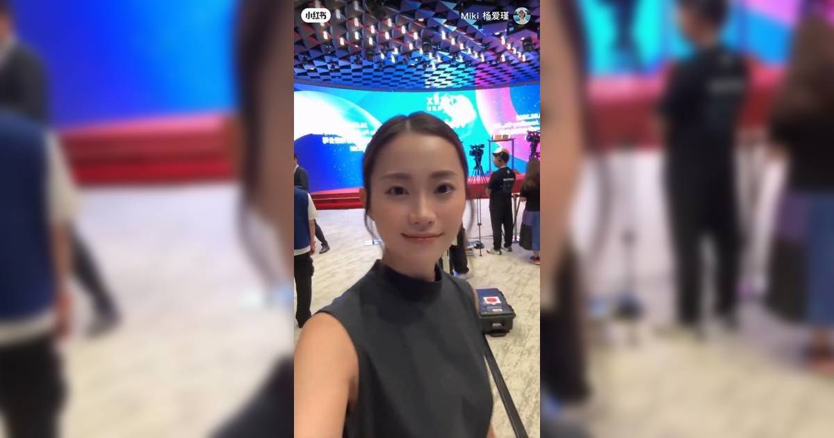 前Cookies成員楊愛瑾罕有現身 變身闊太自豪代夫出征港交所敲鐘儀式