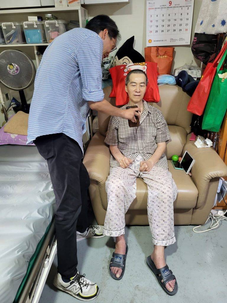 吳博君 漸凍人症 吳博君入行逾30年,至1997年被裁後先後從事紙紮舖及清潔工維生。(FB:有艇搭慈善基金會)