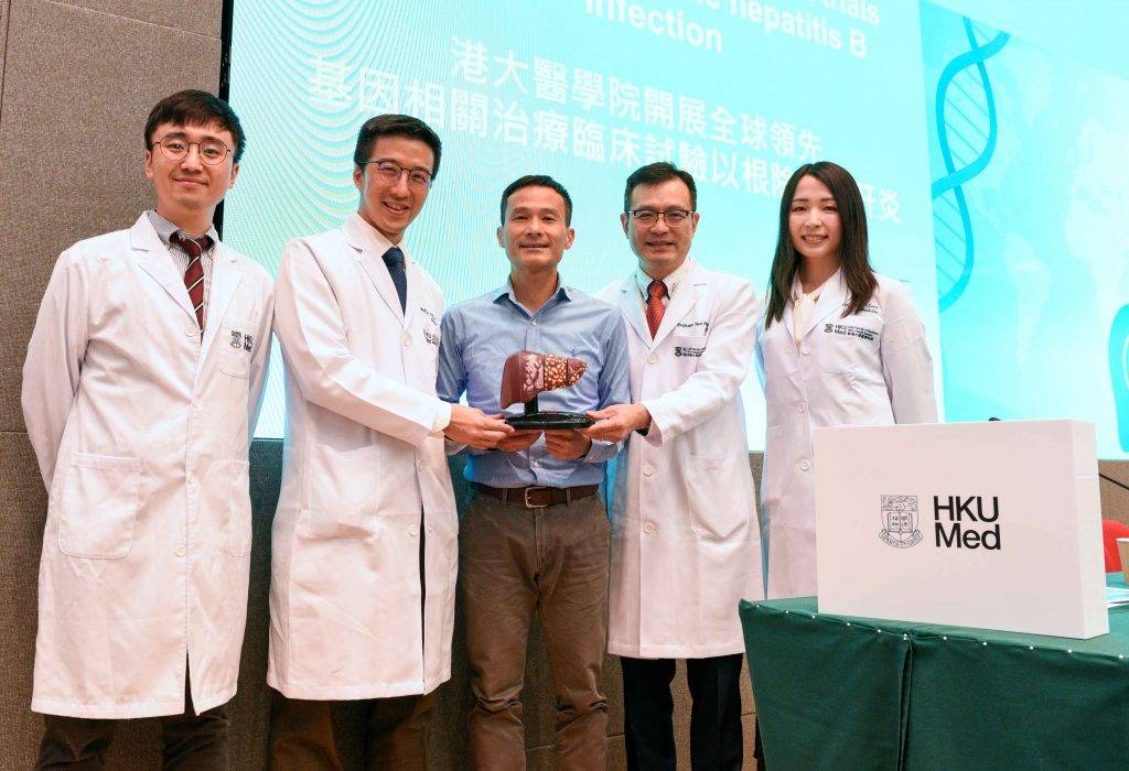 乙型肝炎 港大醫學院腸胃肝臟科研究團隊正在開展針對乙肝的創新基因相關療法,有望讓患者擺脫長期服藥的困擾,帶來新契機。研究團隊成員包括(穿白袍者右起):麥龍兒醫生、袁孟峰教授、司徒偉基教授和許允軒醫生,以及參與測試並已完成用藥的病人張先生(中)。(圖片來源:港大圖片)