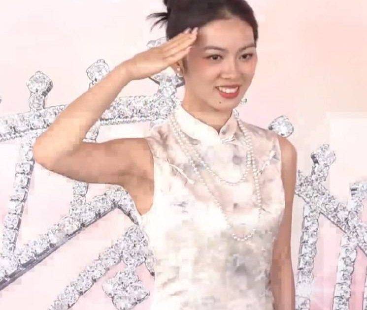 香港小姐2025｜前解放軍劉維斯超強背景起底 當年負責發射導彈 浸大碩士畢業！