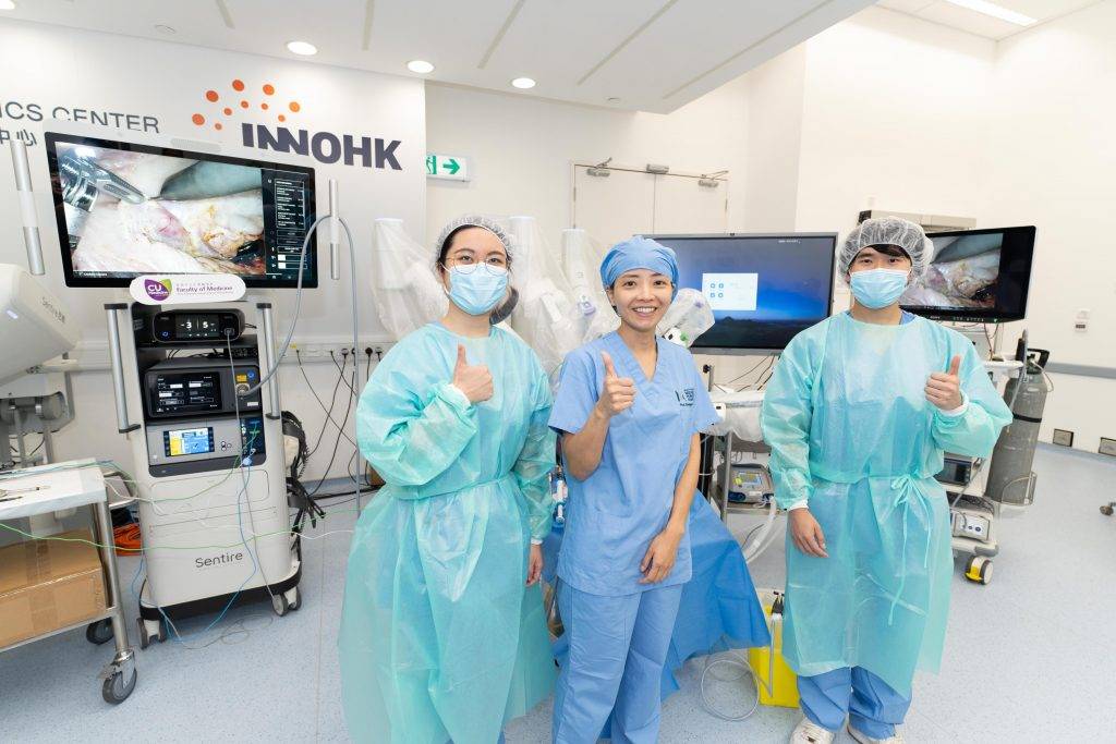 負責手術的香港團隊成員包括中大醫學院外科學系助理教授陳詩瓏醫生（中）以及兩名中大醫科生助手。（圖片來源：中大醫學院）