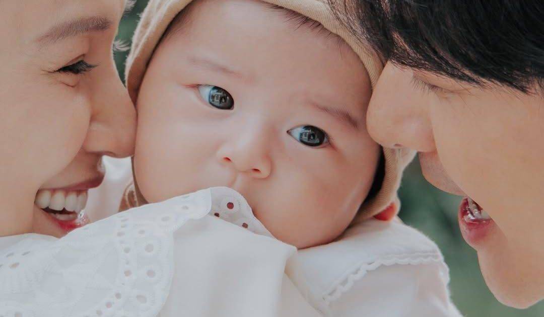 黃翠如蕭正楠慶祝兒子「蕭哈哈」百日宴 可愛萌樣公開獲網民大讚！