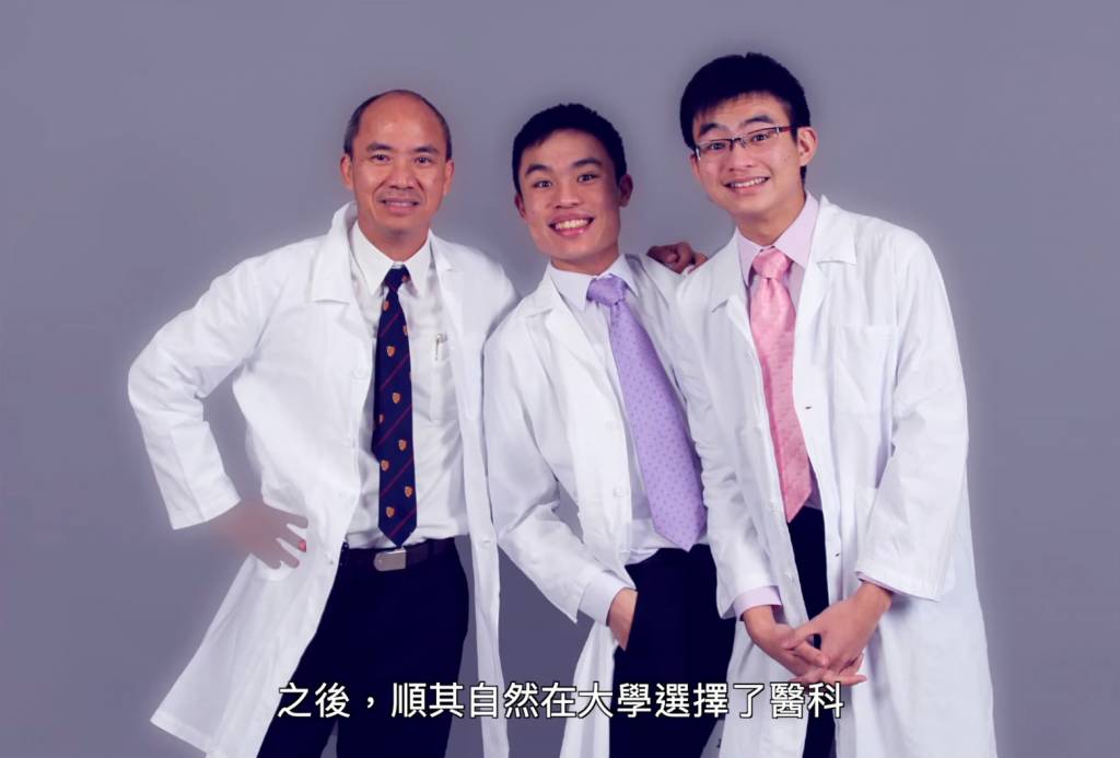 公立醫院 醫生 哥哥文樂邦(中)是明愛醫院副顧問醫生,弟弟文樂駿(右)則為駐院專科醫生,兩人皆屬骨科與創傷科。(圖片來源:醫管局影片截圖)