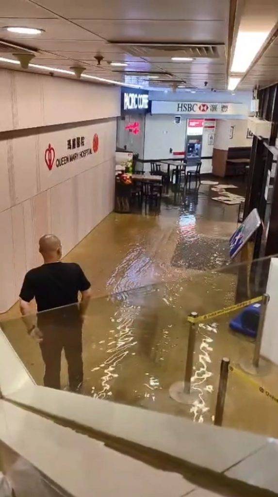 瑪麗醫院水浸 今早社交平台流傳多段瑪麗醫院水浸片段。(圖片來源:網民Bosco Chu)