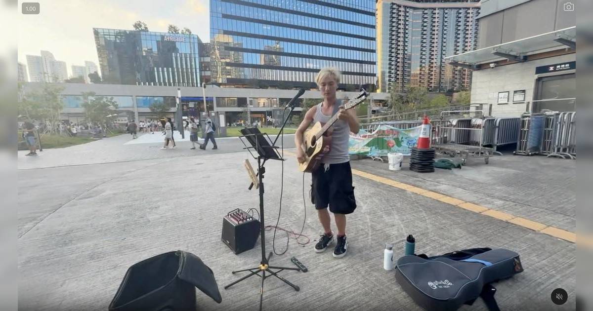 41歲周永恆驚現啟德街頭Busking展歌喉 網民：一手靚牌自己打爛