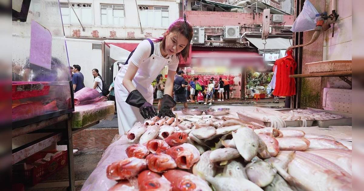 黃翠如街市賣魚憶父辛酸失控爆喊！老公蕭正楠心痛安慰：「唔好喊喇」