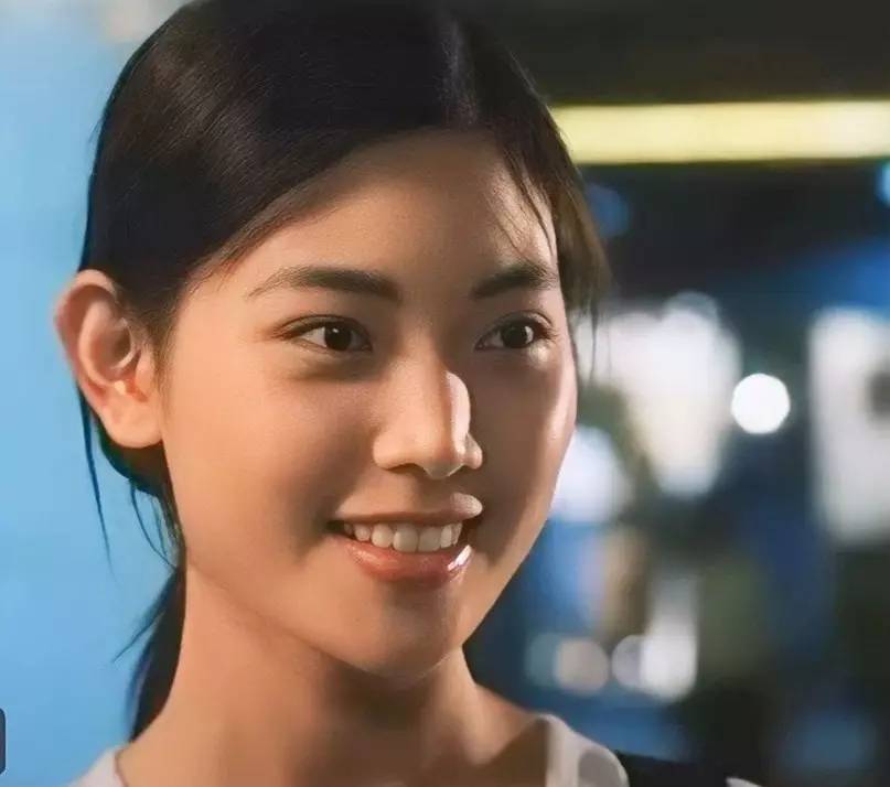 更年期 有網友翻出Ma姐何芷姍19歲時參演《飛虎雄心》的青澀片段,驚見三十年來容貌幾乎零變化。(圖片來源:YouTube影片截圖)