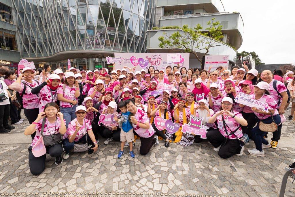 霍何綺華博士 乳癌關注月 香港乳癌基金會乳癌支援中心的一班乳癌康復者、患者家人及義工,自2017年組成「一起粉紅」(Let’s Pink) 團隊,互相扶持。「一起粉紅」組成的合唱團「音韻樂心靈」(Melody in Mind)在過往的「乳健同行」慈善步行籌款活動的開幕禮前,為大家獻唱,以歌聲傳遞正能量。(圖片來源:作者提供)
