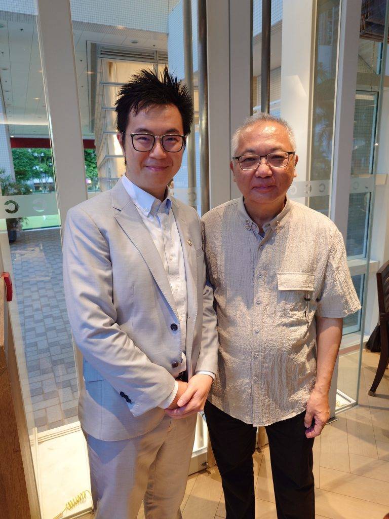 余思遠 余思遠與填詞人潘偉源合影。(圖片來源:受訪者)