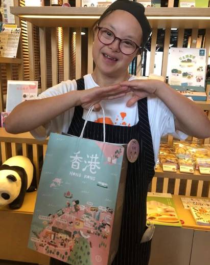 史泰祖 丹丹完成訓練後獲安排到社企iBakery擔任侍應,一做便超過十年。(圖片來源:受訪者提供)