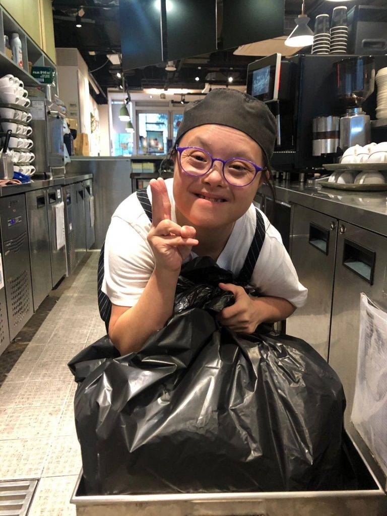 史泰祖 丹丹完成訓練後獲安排到社企iBakery擔任侍應,一做便超過十年。(圖片來源:受訪者提供)