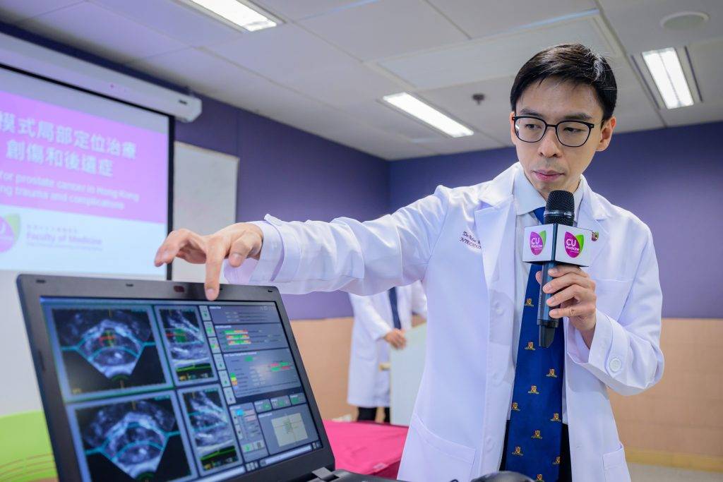 前列腺癌 趙家鋒醫生示範局部HIFU的治療規劃過程。醫生判斷出前列腺腫瘤的位置後,以HIFU技術進行精準消融。此局部定位治療帶來的術後創傷較傳統的根治性治療大幅減輕。(圖片來源:中大醫學院)