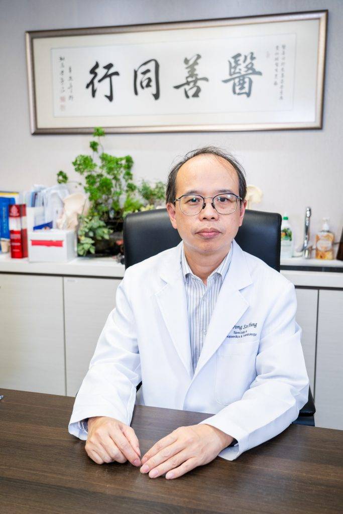 黃仕雄經常叮嚀病人家屬:「要多陪陪父母,多關心身邊的人,不要等到情況很差才後悔。」。(圖片來源:馮凱宜攝)