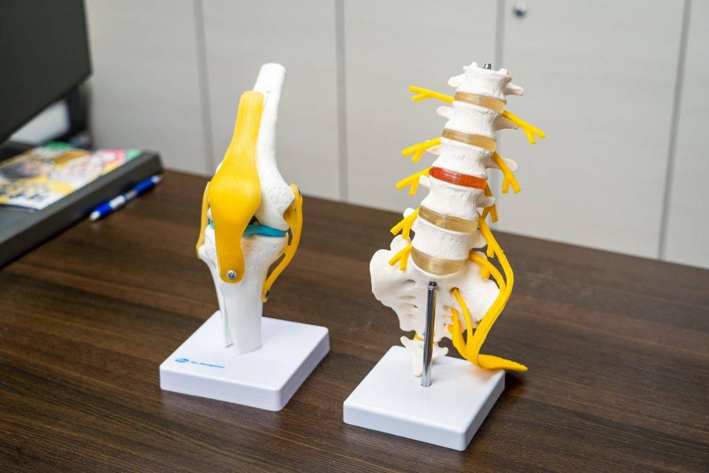 香港每年約有過萬宗人工關節置換手術,但公立醫院平均輪候時間長達八年,在私人醫院花費動輒十多萬,令不少長者和基層病人卻步。(圖片來源:馮凱宜攝)