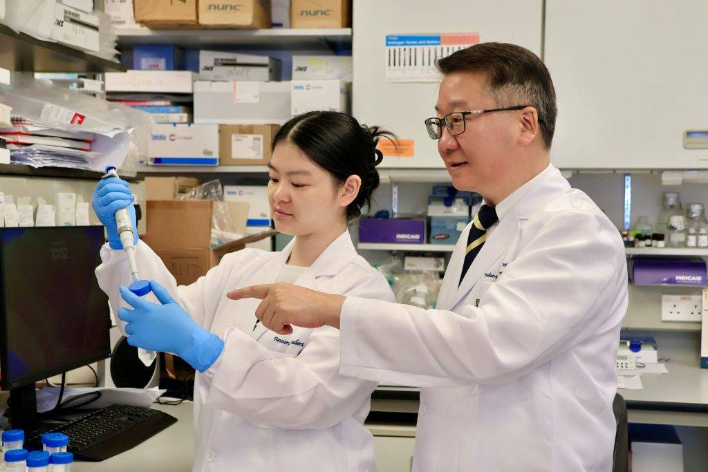 港大研究揭示油酸可增強抗癌免疫細胞功能 由涂文偉教授 (右) 領導的研究團隊發現特定膳食油酸能顯著增強人體免疫系統抗擊癌症的能力。(圖片來源:港大醫學院)
