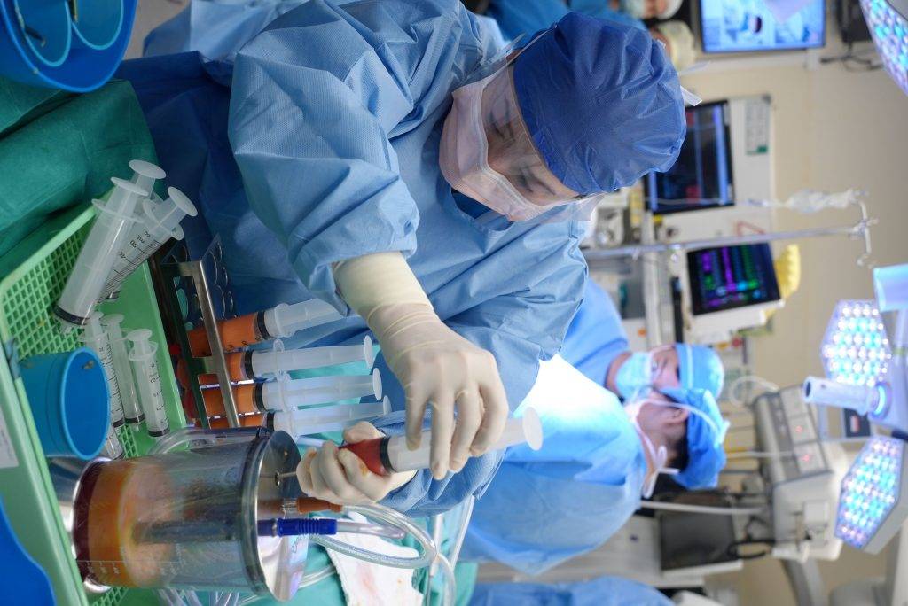 此項臨床試驗在乳房保留手術中即時結合自體脂肪移植技術重塑乳房，該技術從患者身體脂肪較多的部位抽取脂肪，經處理後再注射至乳房。（圖片來源：港大醫學院）