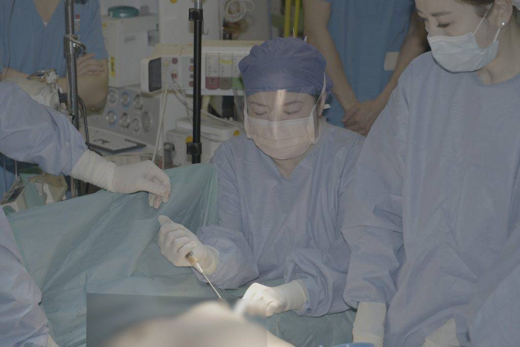 此項臨床試驗在乳房保留手術中即時結合自體脂肪移植技術重塑乳房，該技術從患者身體脂肪較多的部位抽取脂肪，經處理後再注射至乳房。（圖片來源：港大醫學院）