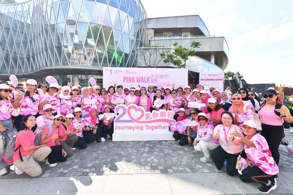 霍何綺華博士 乳癌 香港乳癌基金會乳癌支援中心的乳癌康復者、患者家人及義工組成的「一起粉紅」(Let's Pink) 團隊,勇奪「乳健同行2025」的機構或大型團隊最高籌款獎。(圖片來源:香港乳癌基金會提供)