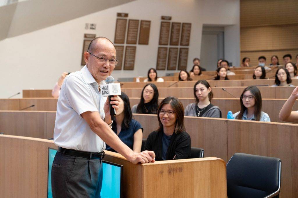 港大醫學院 增潤學年 歐醫生也鼓勵醫科生善用「增潤學年」探索人道工作:「醫學生常常忙於讀書和實習,很少有機會停下來思考。增潤學年是一個好機會,讓大家沉澱一下,思考為何選擇讀醫。」(圖片來源:港大醫學院)