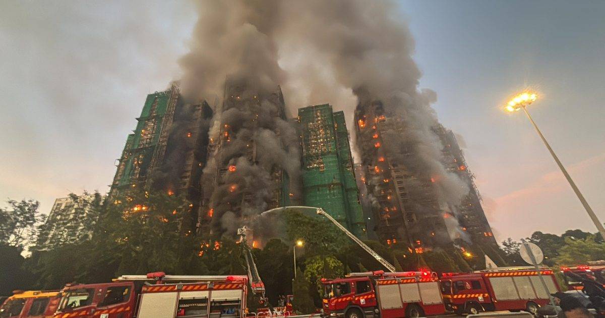 宏福苑五級火｜大埔宏福苑大火增至128人死 大火點燃外牆發泡膠板 玻璃窗高溫下爆破致火勢蔓延入屋