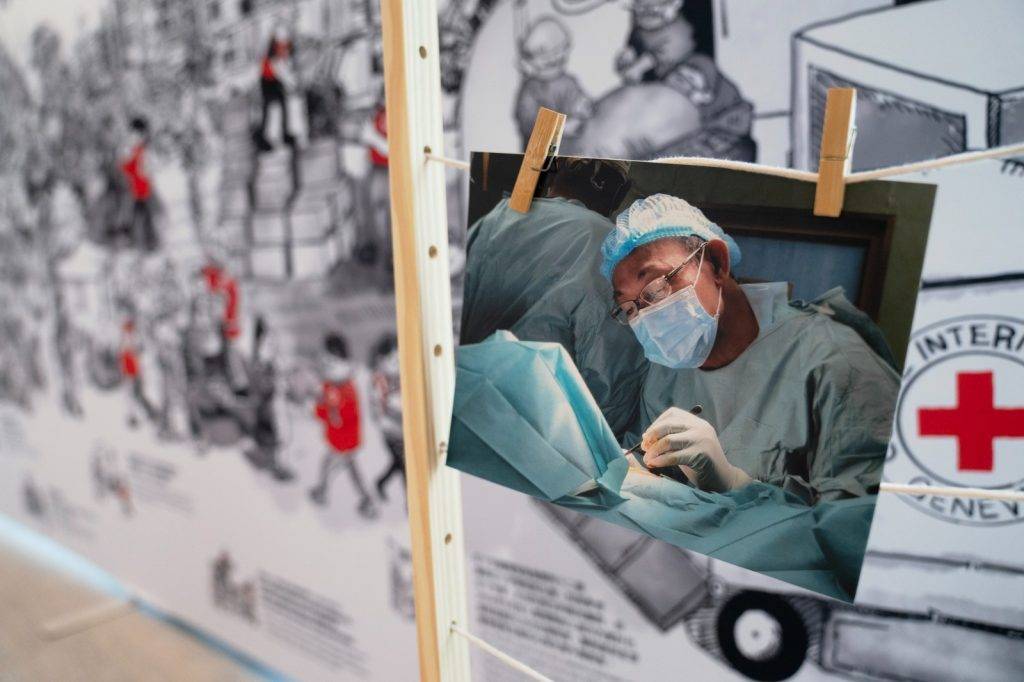 港大醫學院 增潤學年 港大醫學院邀請了校友歐耀佳醫生分享他23年來在海外進行人道救援的經歷,特別是最近前往戰亂中的加沙地區。(圖片來源:港大醫學院)