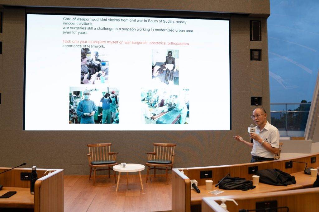 港大醫學院 增潤學年 港大醫學院邀請了校友歐耀佳醫生分享他23年來在海外進行人道救援的經歷,特別是最近前往戰亂中的加沙地區。(圖片來源:港大醫學院)