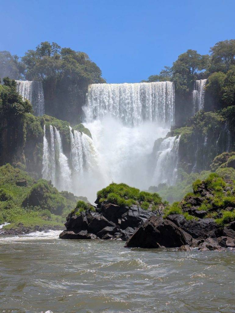 夜更的一席話 情緒像瀑布一樣,是一個自然流動的過程,應透過覺察來接納和表達,允許情緒的存在,而不被左右。(圖片來源:醫管局)