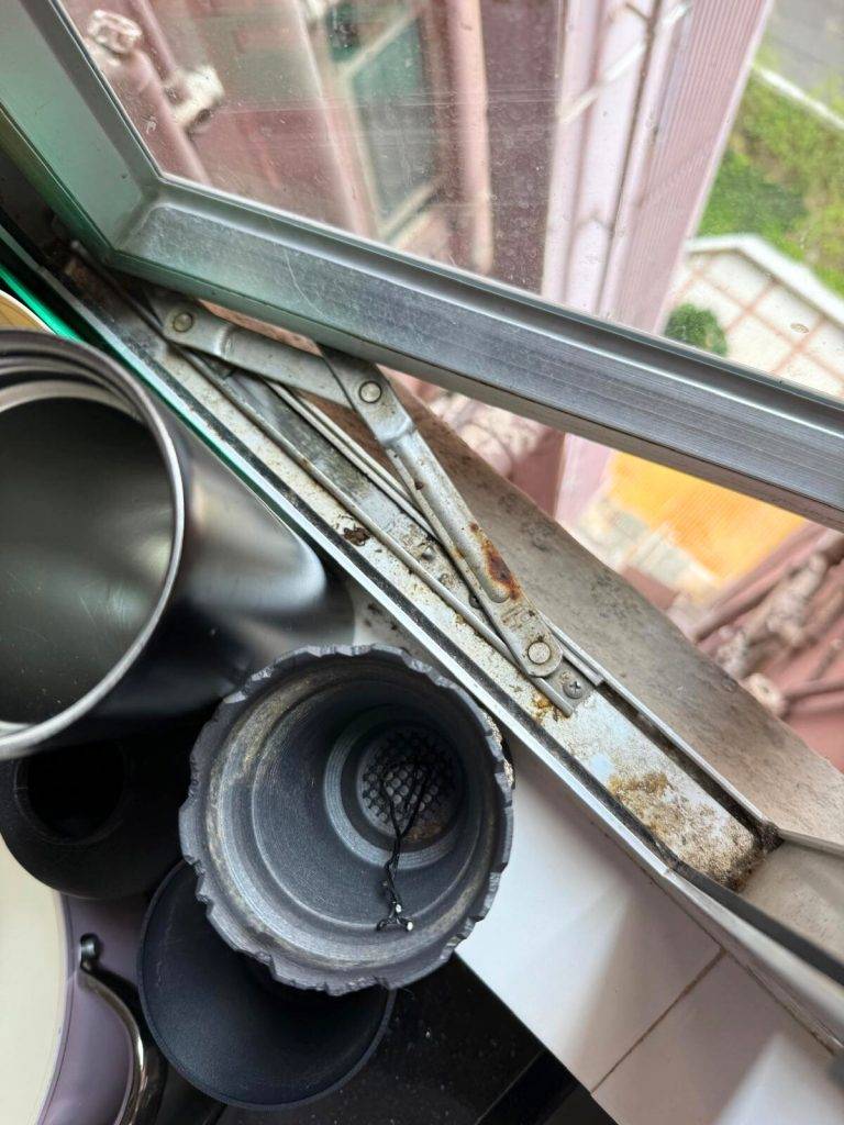 窗戶滲水 塵埃及其他雜物堆積在鋁窗軌道導致窗戶推拉不順,甚至出現生鏽跡象。(圖片來源:安居鋁窗(香港)工程提供)
