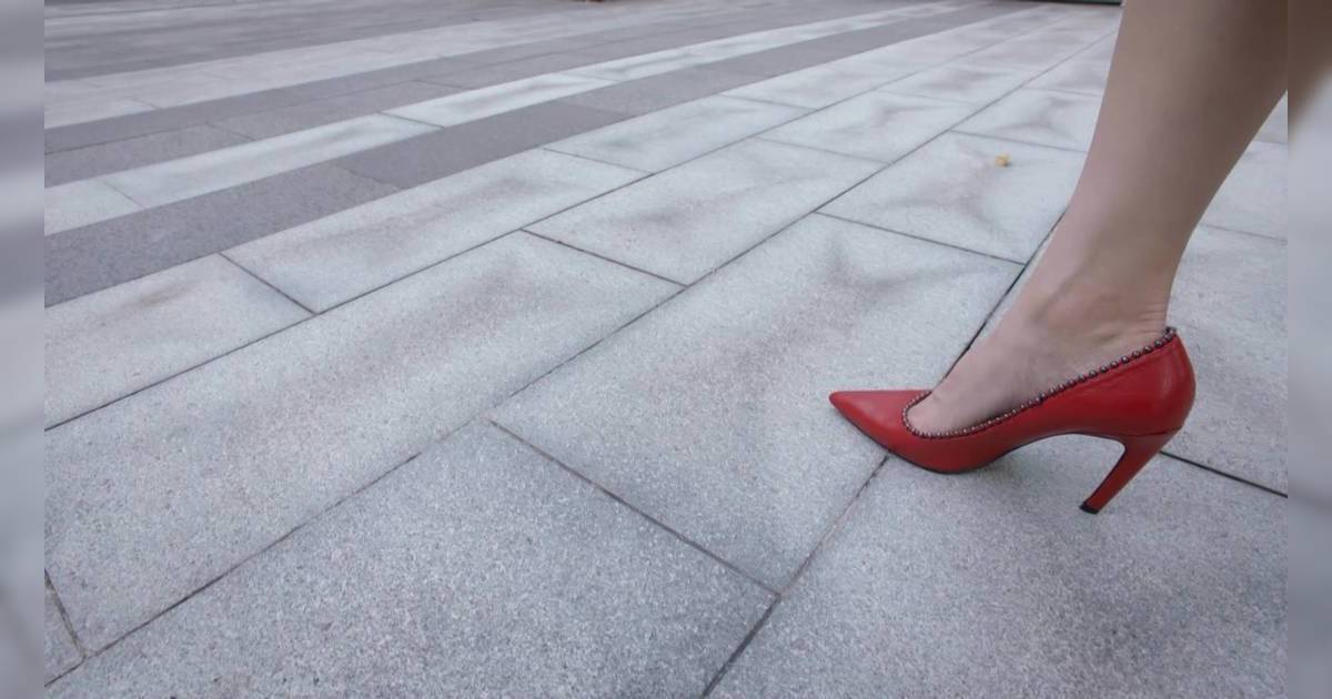 非常檢控觀｜賴慰玲人妻大解放！俯身執File曬S身形 監製親自教路內幕曝光！