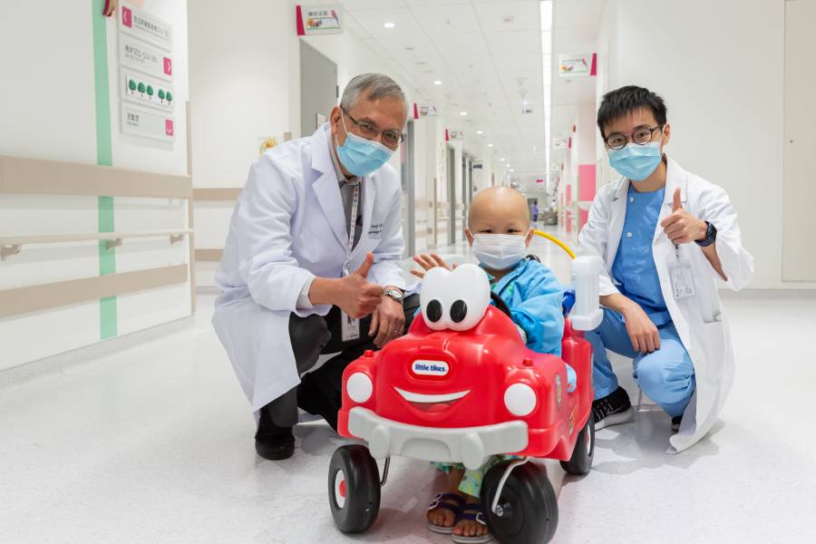 昔日病童長大變威院同事 仁醫為小病人「彎腰」45年 推動兒童紓緩治療 為末期病患圓夢