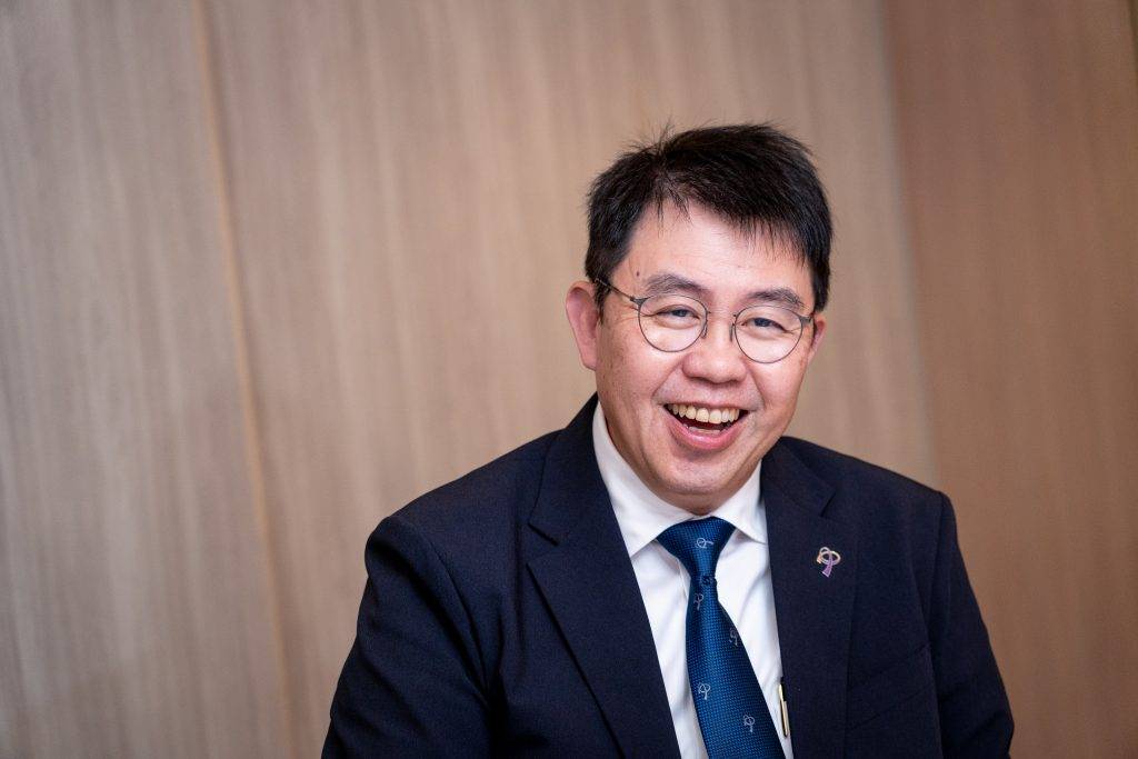 鍾健禮 鍾健禮醫生毫不介意大談自己的「撞板」往事,笑指過去每次「撞板」,都發生在最「輕飄飄」的時候。(圖片來源:馮凱宜攝)