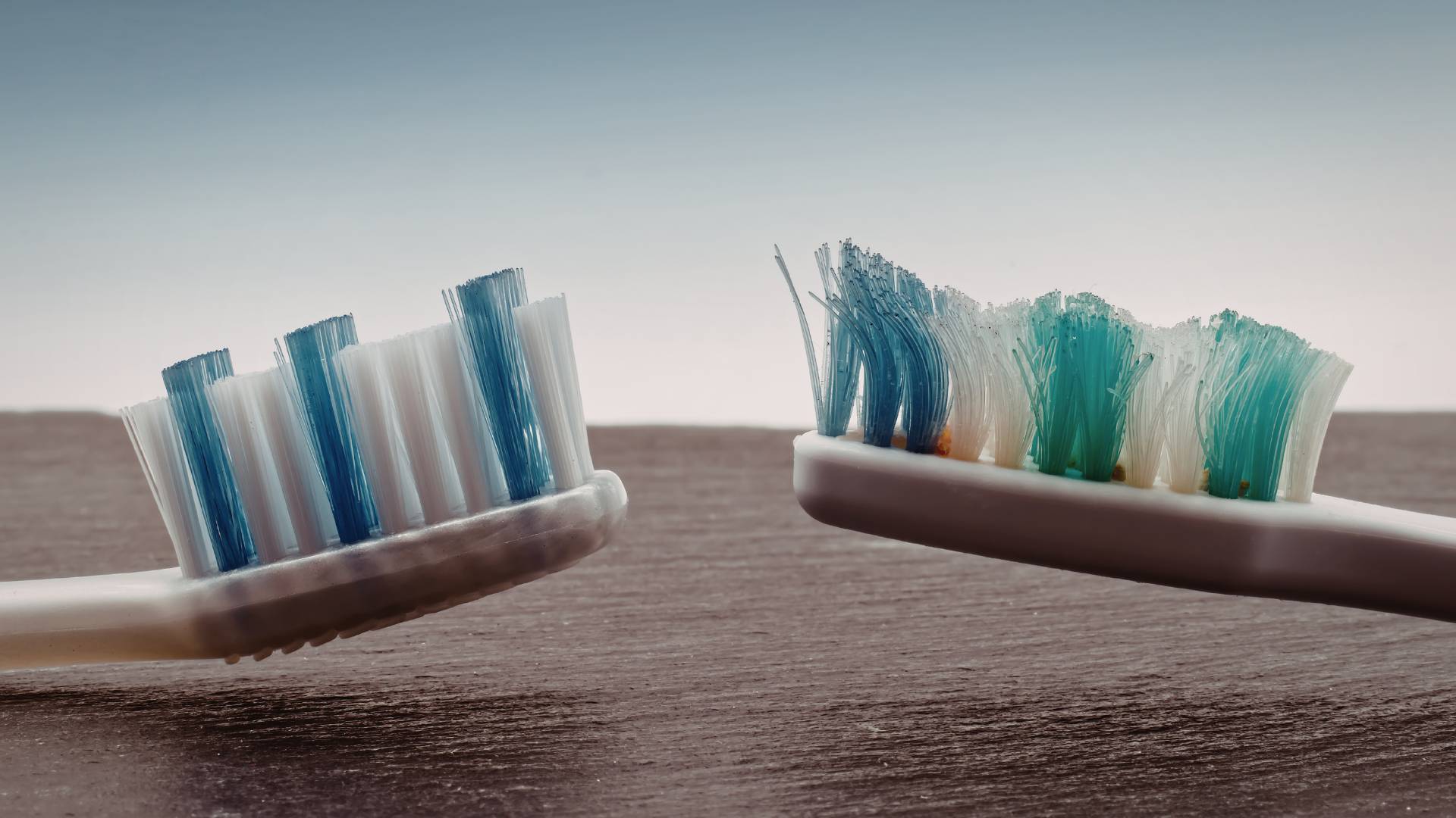 牙刷用幾耐要換？ 研究揭牙刷可藏千萬細菌 4種情況一定要掉 刷毛開叉咪再用